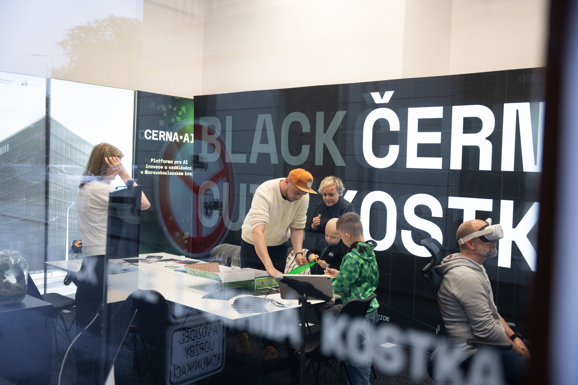 kancelář černé kostky