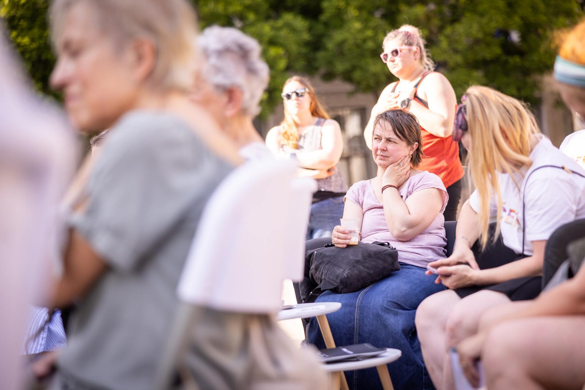 lidé na přednášce