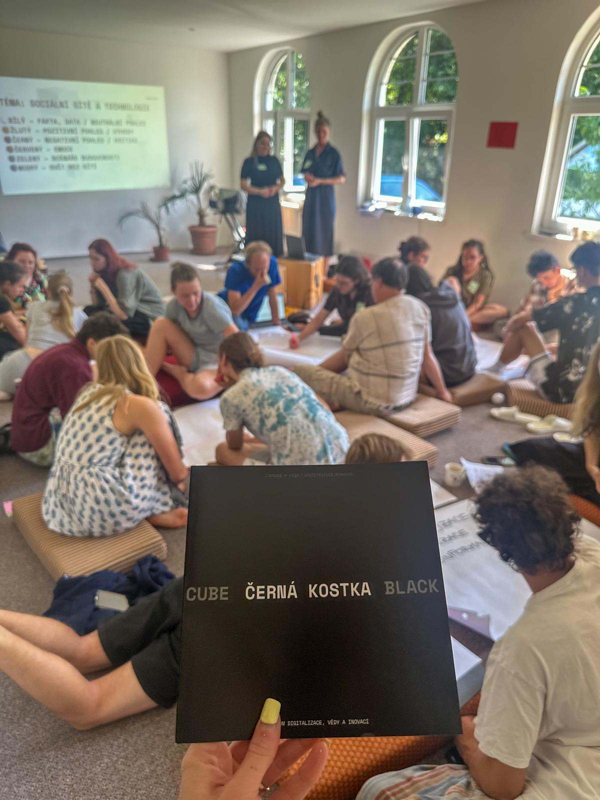 černá kostka brožura